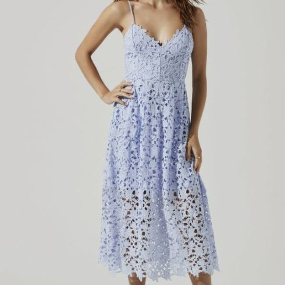 Super cute lace dress! Perfect for weddings, graduation, date nights, and more!